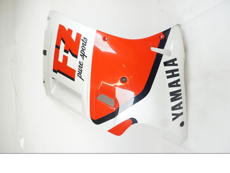 Snett nerifrån på Sidkåpa från en Yamaha FZ 750 -1988 motorcykel.