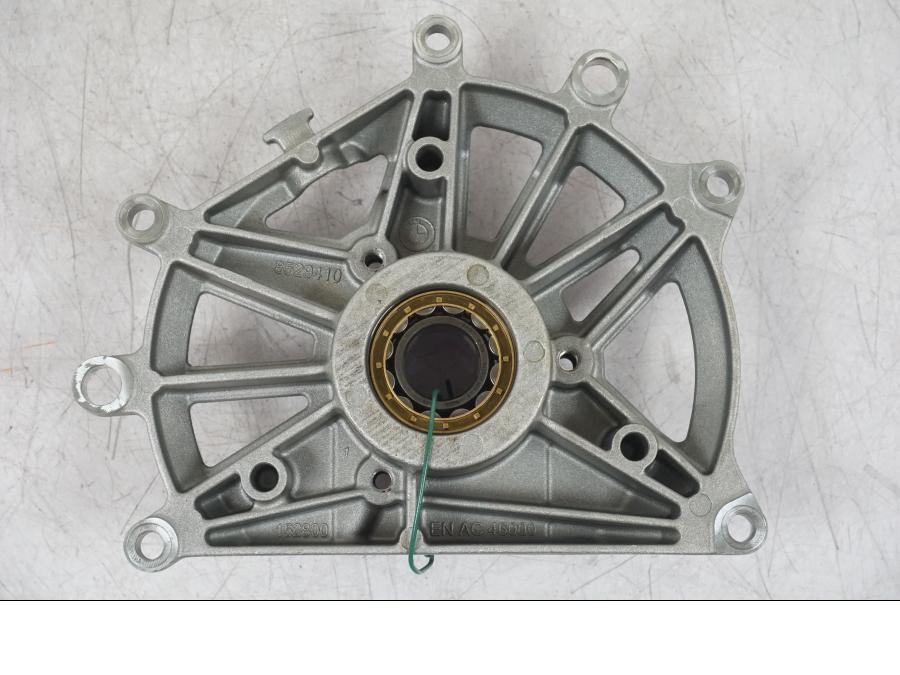 Snett uppifrån på Generator från en BMW R 1200 GS -2018 motorcykel.