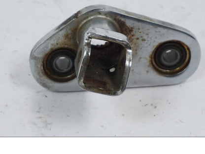 Vänster sida på Fotpinnefäste inre från en Honda VT 600 C -1995 motorcykel.