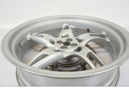 Snett nerifrån på Hjulpaket från en BMW R 1150 RS -2003 motorcykel.