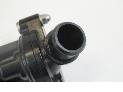 Baksidan på Vattentermostathus från en Yamaha YZF 1000 R1 -2009 motorcykel.