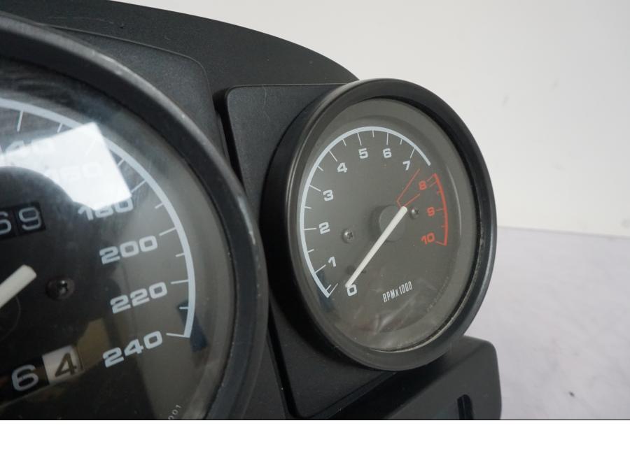 Höger sida på Instrumentpanel från en BMW R 1150 GS -2002 motorcykel.