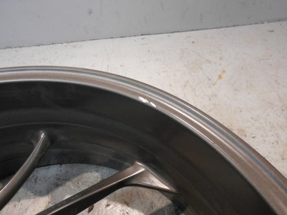 Höger sida på Fälg från en BMW K 1600 -2015 motorcykel.