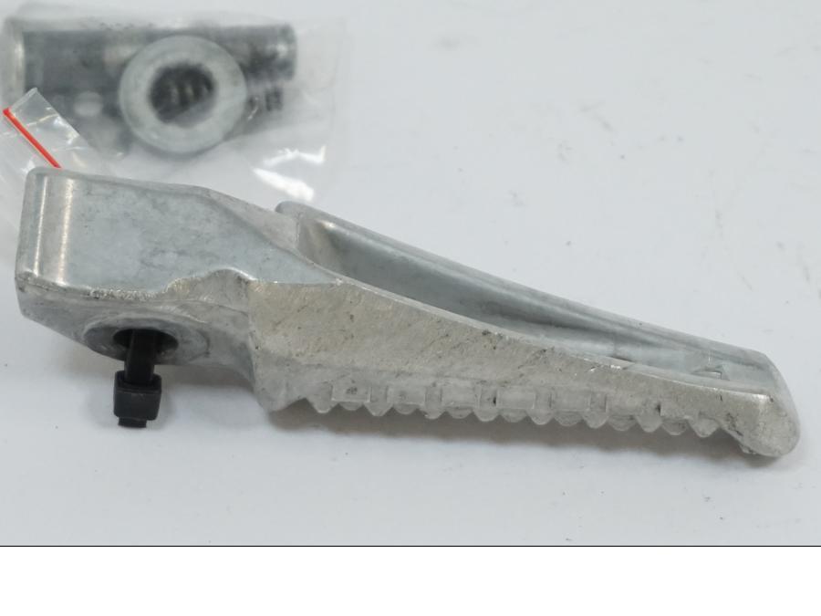 Snett nerifrån på Fotpinne från en Honda CB 650 R -2019 motorcykel.