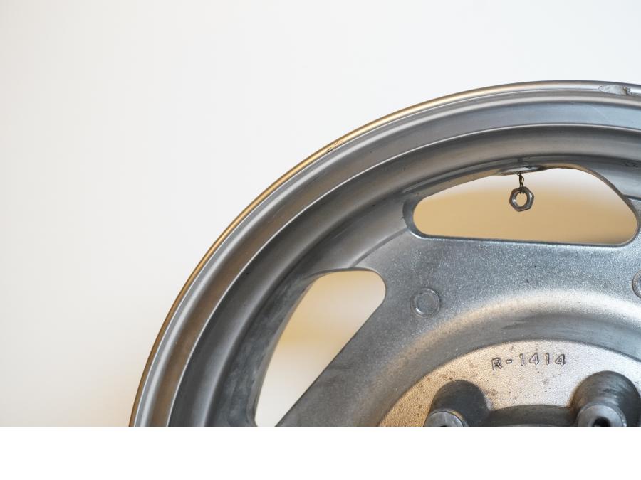 Snett uppifrån på Fälg från en Kawasaki VN 1600 -2006 motorcykel.