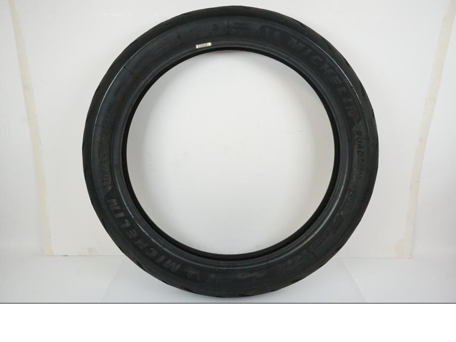 Framsidan på <p>Däck: Michelin Road 5 Trail.</p>

<p>Dimension: 110/80R19 M/C 59V.</p>

<p>Tillv. 4119.</p>

<p>Mönsterdjup: ca. 80 %.</p> motorcykel.