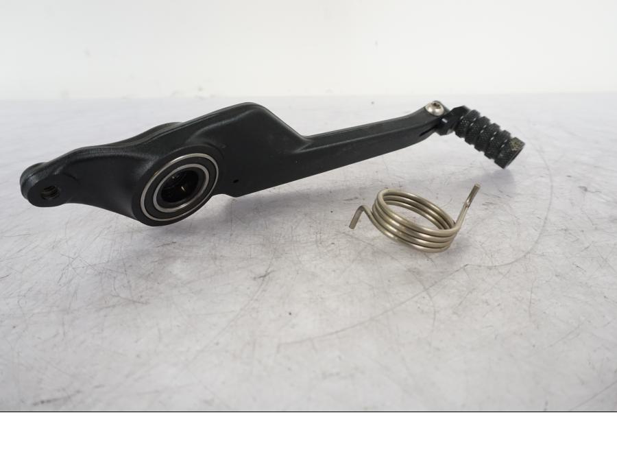 Framsidan på Bromspedal från en KTM 1290 Super Duke R -2023 motorcykel.