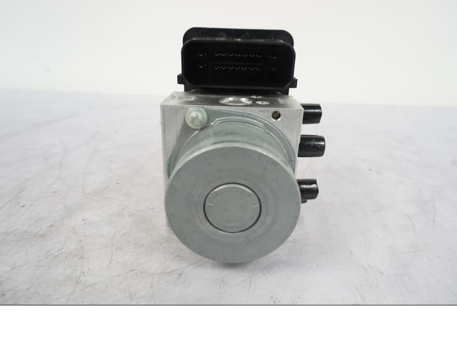 Vänster sida på ABS Modulator från en H-D Softail Sport Glide FLSB -2022 motorcykel.