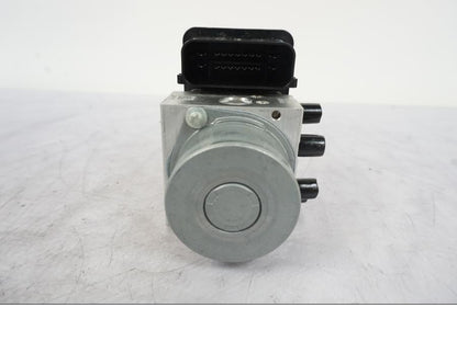 Vänster sida på ABS Modulator från en H-D Softail Sport Glide FLSB -2022 motorcykel.