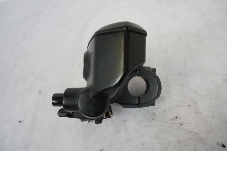 Snett uppifrån på Bromshuvudcylinder från en Kawasaki ER-6F -2010 motorcykel.