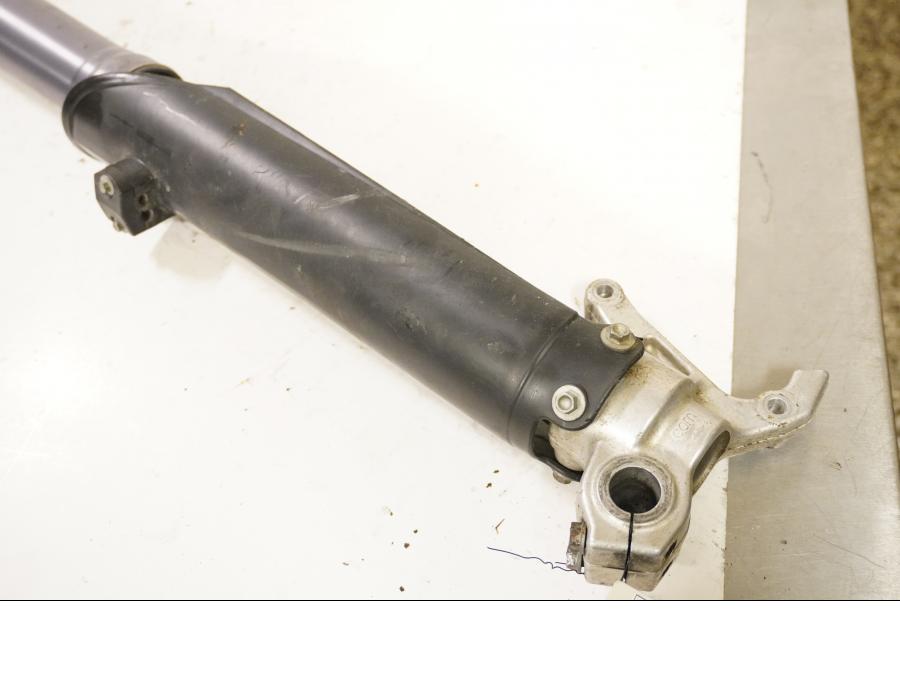 Baksidan på Gaffelben från en KTM 625 SXC -2004 motorcykel.