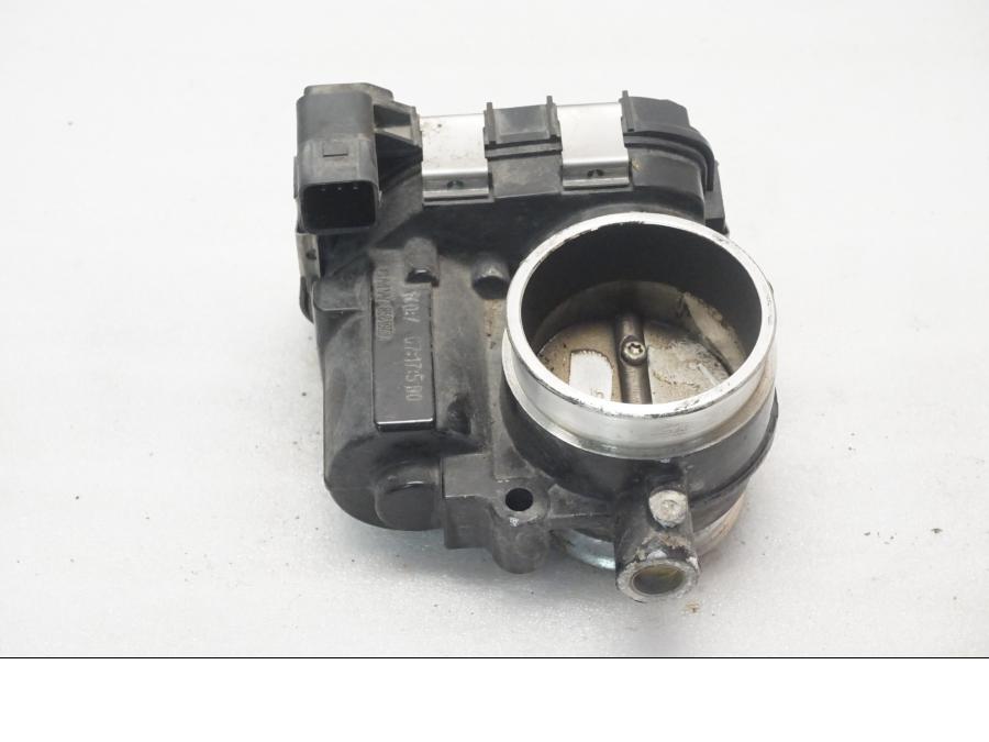 Framsidan på Spjällhus från en BMW R 1200 GSA -2017 motorcykel.