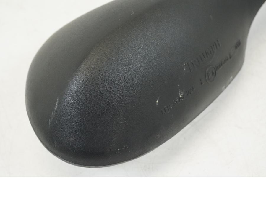 Snett nerifrån på Backspegel från en Triumph TT 600 -2002 motorcykel.