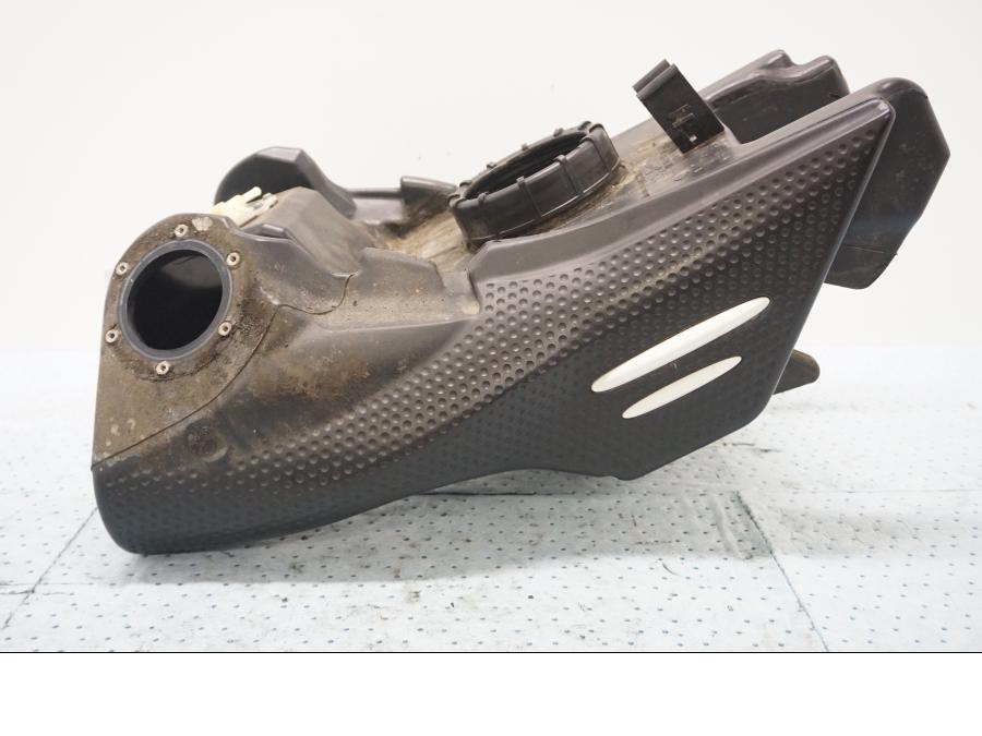 Baksidan på Bensintank från en BMW F 650 GS -2001 motorcykel.