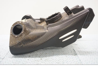 Baksidan på Bensintank från en BMW F 650 GS -2001 motorcykel.