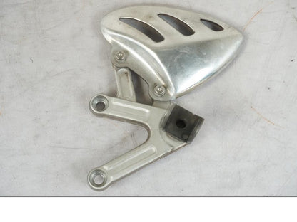 Framsidan på Fotpinnefäste från en Triumph Daytona 955I -2000 motorcykel.