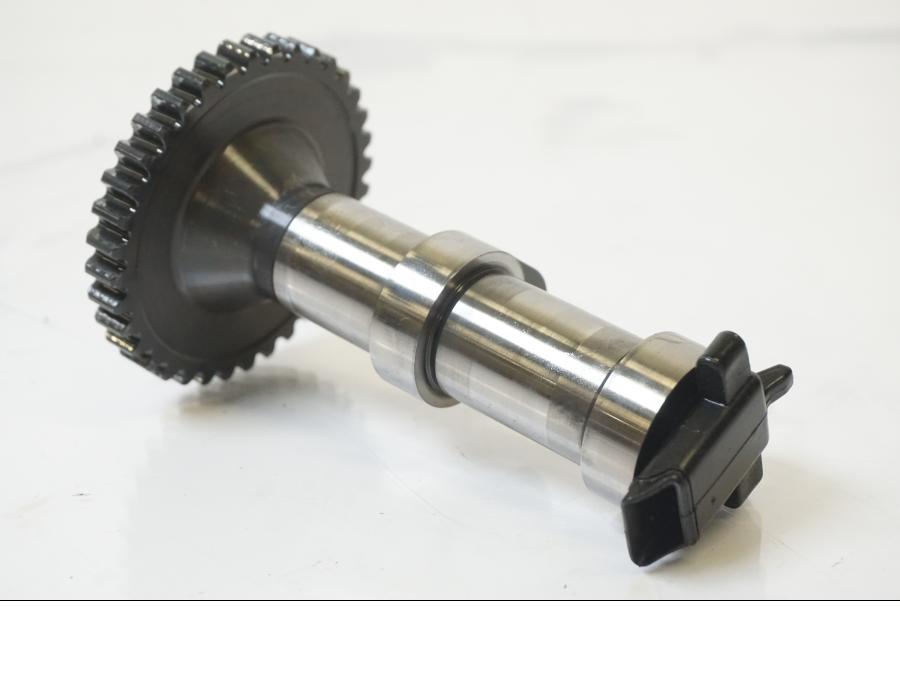 Framsidan på Kamaxel från en KTM 1190 Adventure -2015 motorcykel.