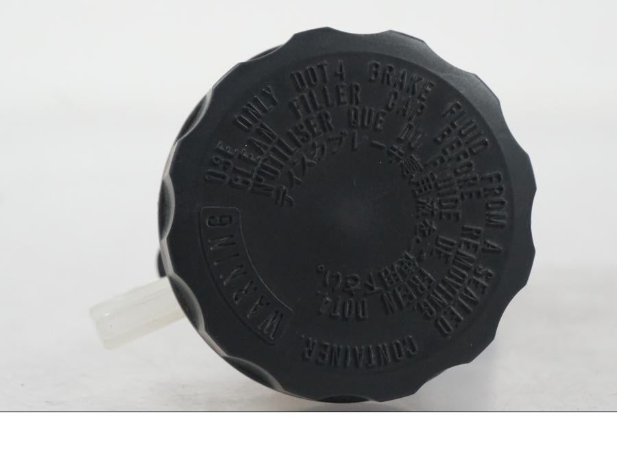 Snett uppifrån på Bromsvätskebehållare från en Kawasaki ER-6N ABS -2010 motorcykel.