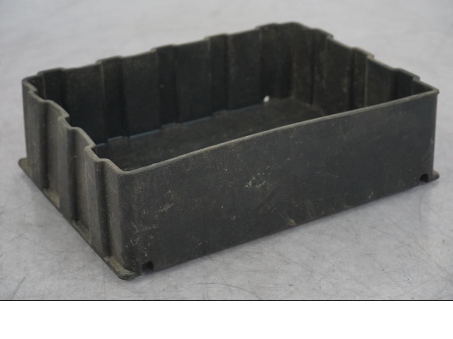 Framsidan på Batterihållare från en KTM 1290 Super Adventure R -2018 motorcykel.