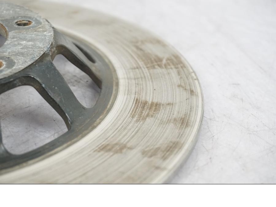 Vänster sida på Bromsskiva från en Honda CB 650 -1981 motorcykel.