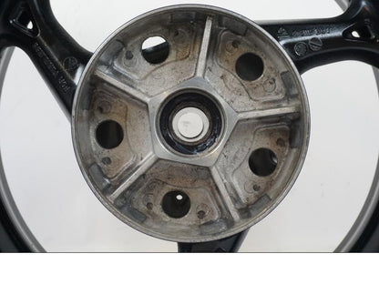 Höger sida på Fälg från en Suzuki GSX 1300 R -2010 motorcykel.