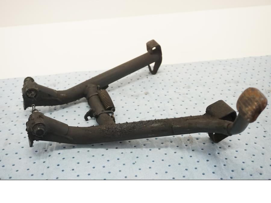 Baksidan på Centralstöd från en Suzuki GSX 550 -1985 motorcykel.