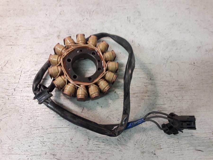 Baksidan på Generator från en Kawasaki GTR 1400 -2012 motorcykel.