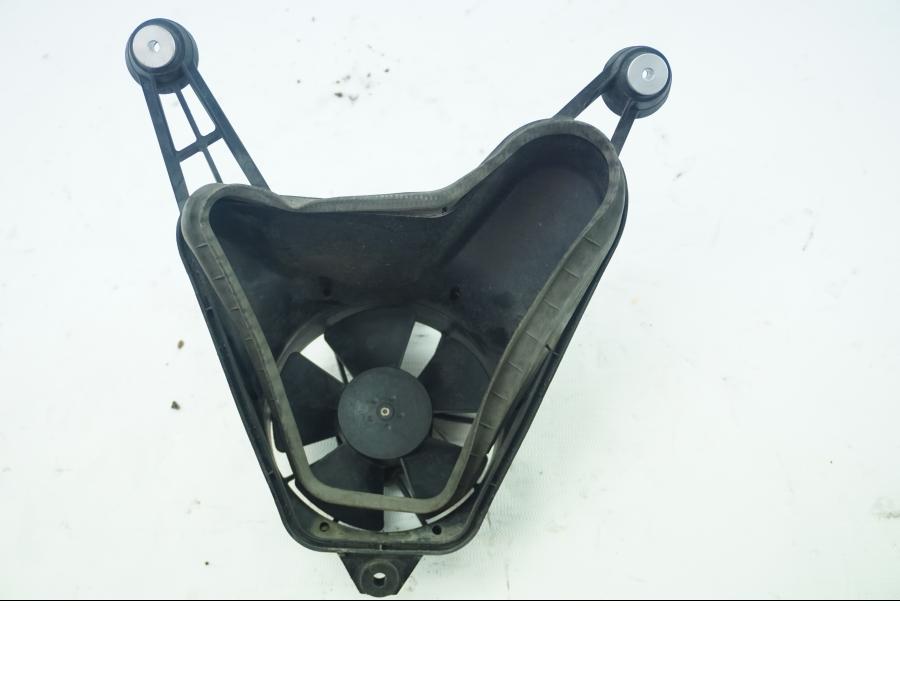 Framsidan på Vattenkylfläkt från en Ducati 899 Panigale -2015 motorcykel.