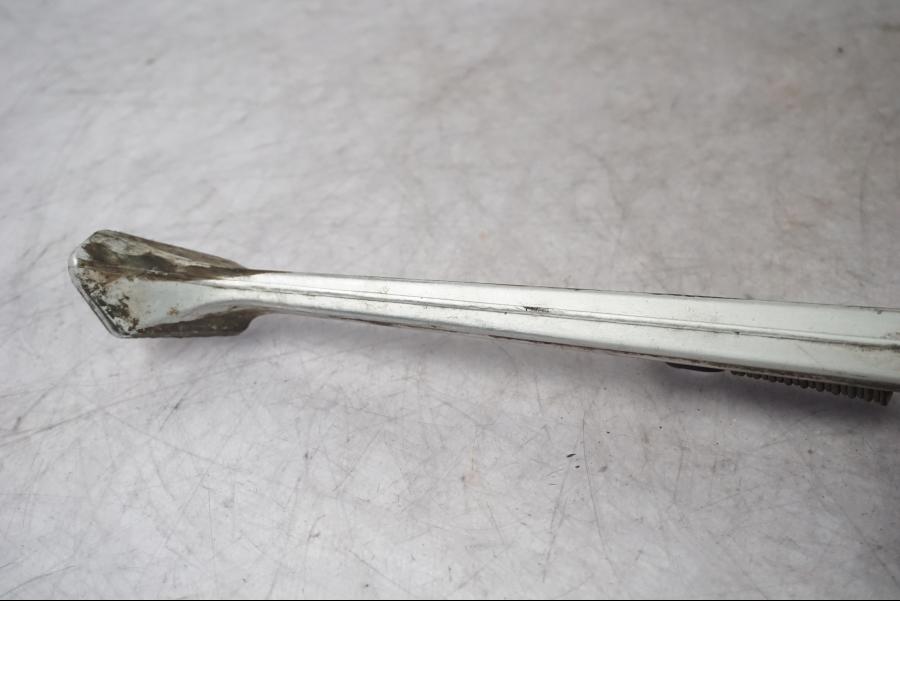 Snett uppifrån på Sidostöd från en Triumph Tiger Explorer -2016 motorcykel.