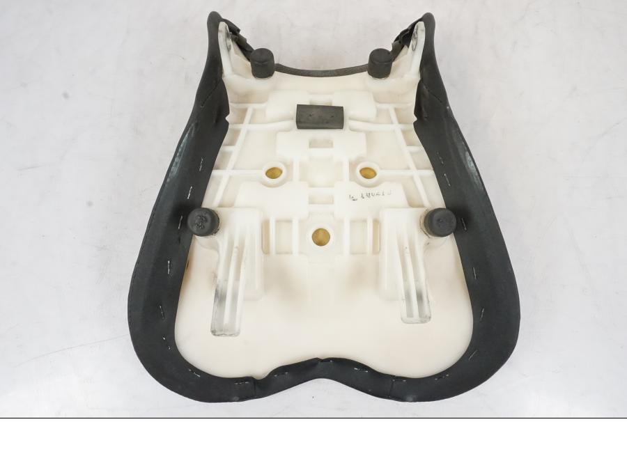 Vänster sida på Sadel från en Suzuki GSX-R 750 -2006 motorcykel.