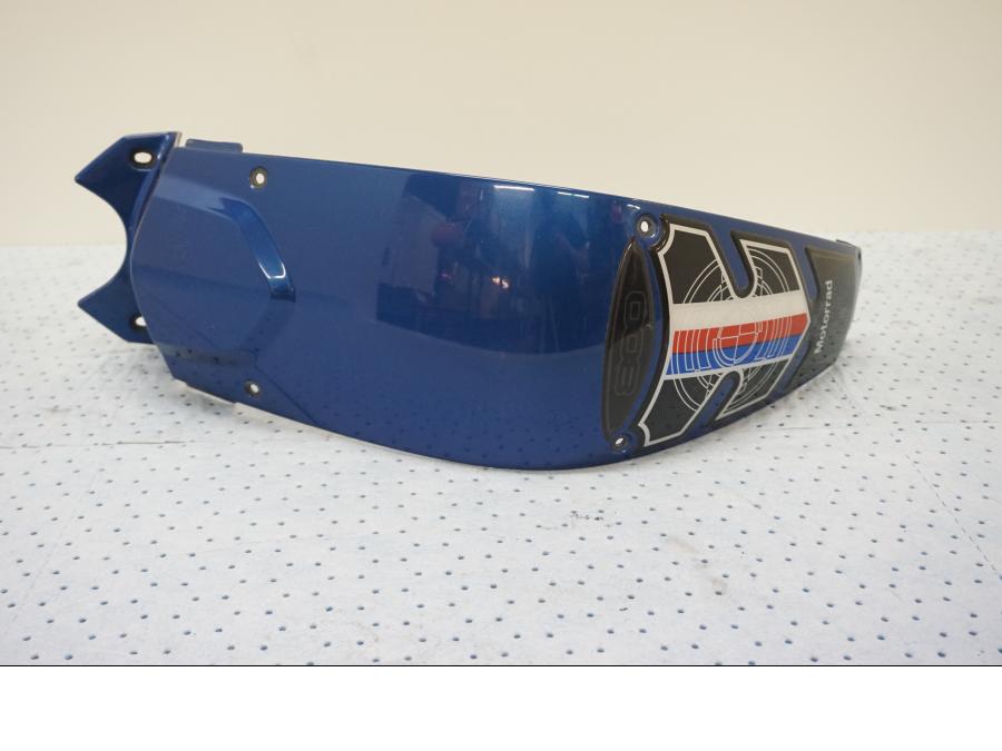 Baksidan på Bensintankskåpa från en BMW F 800 ST -2007 motorcykel.