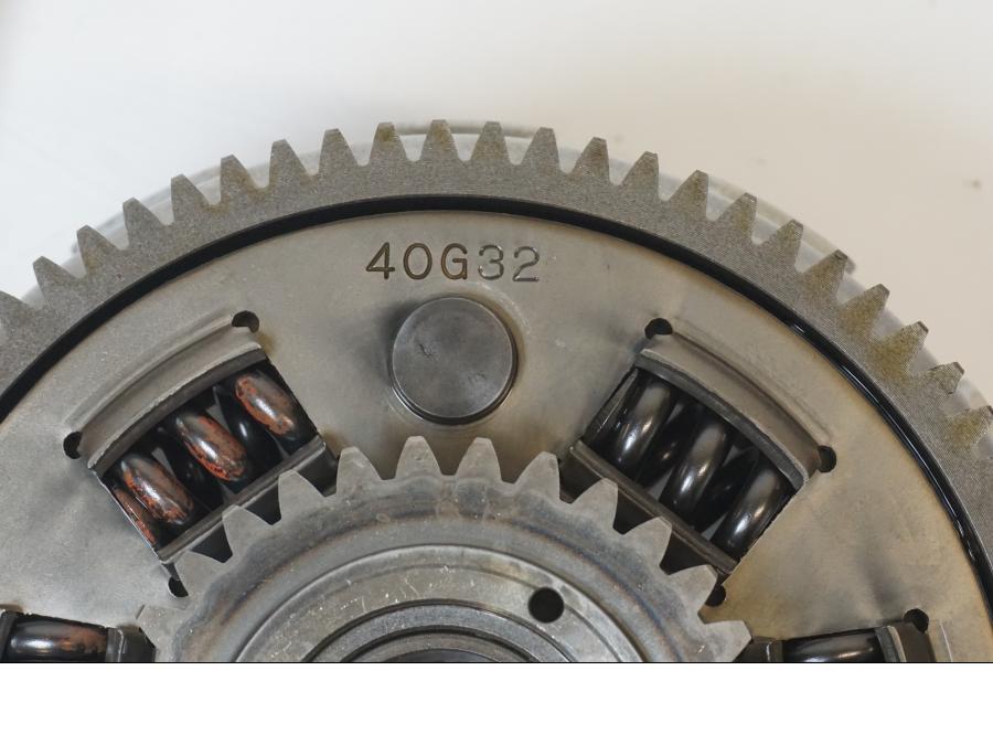 Höger sida på Kopplingskorg från en KTM 1190 Adventure -2015 motorcykel.