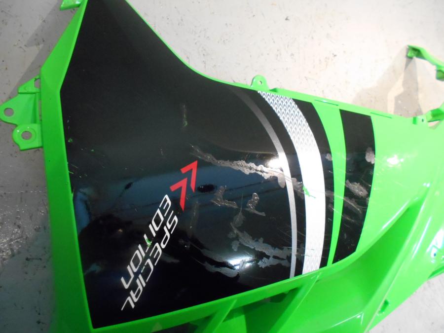 Baksidan på Sidkåpa från en Kawasaki Ninja 300 -2014 motorcykel.