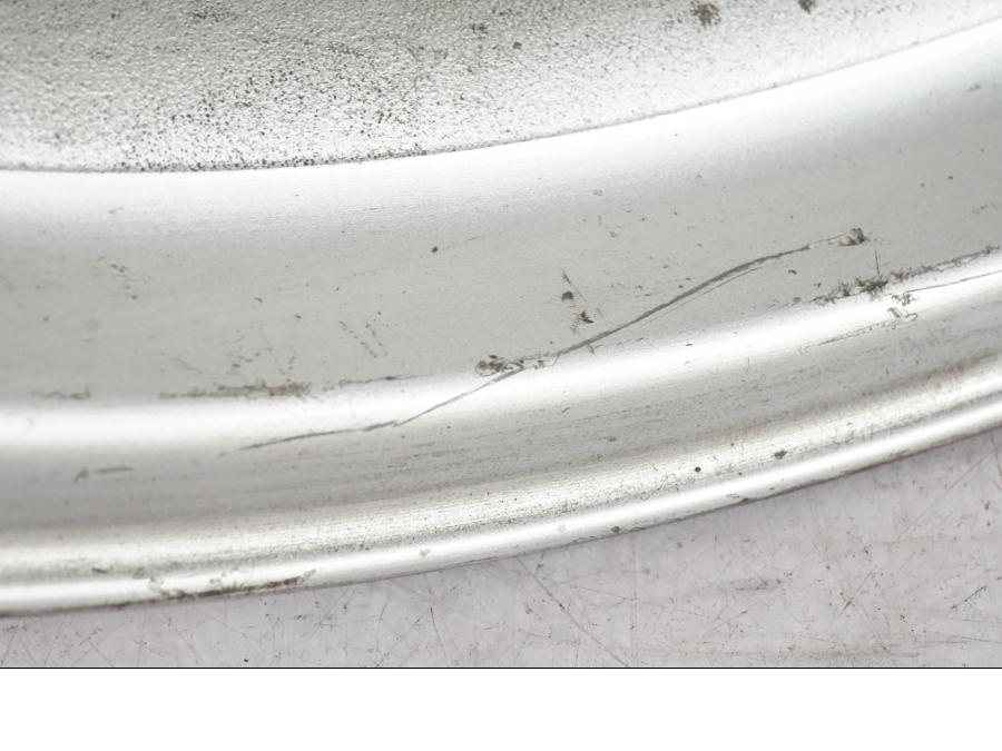 Vänster sida på Fälg från en Honda NT 650 V -2002 motorcykel.