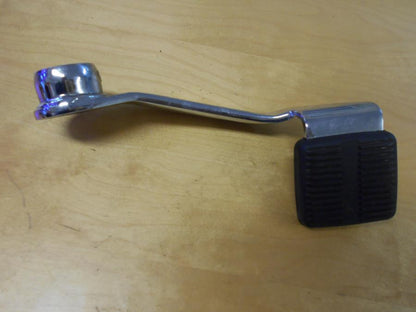 Baksidan på Bromspedal från en H-D Dyna Fat Bob FXDF -2011 motorcykel.