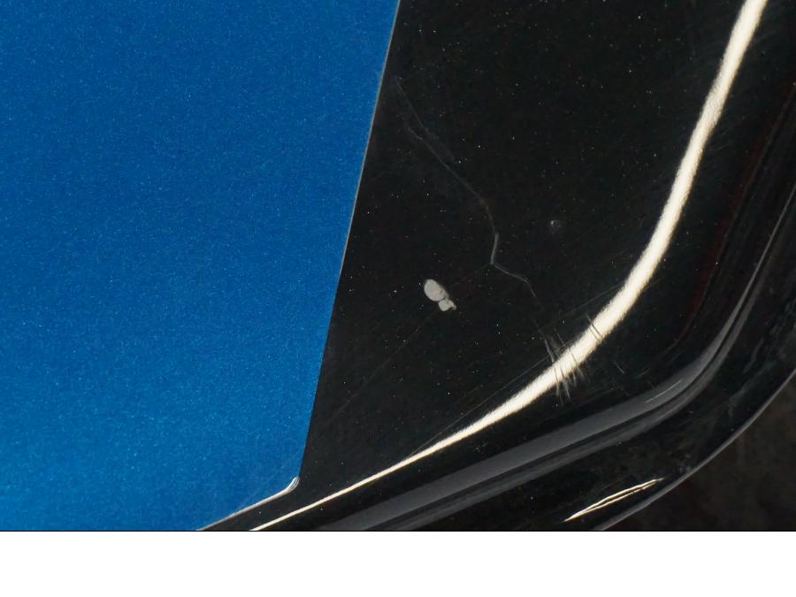 Snett nerifrån på Bensintank från en Yamaha FZR 600 -1995 motorcykel.