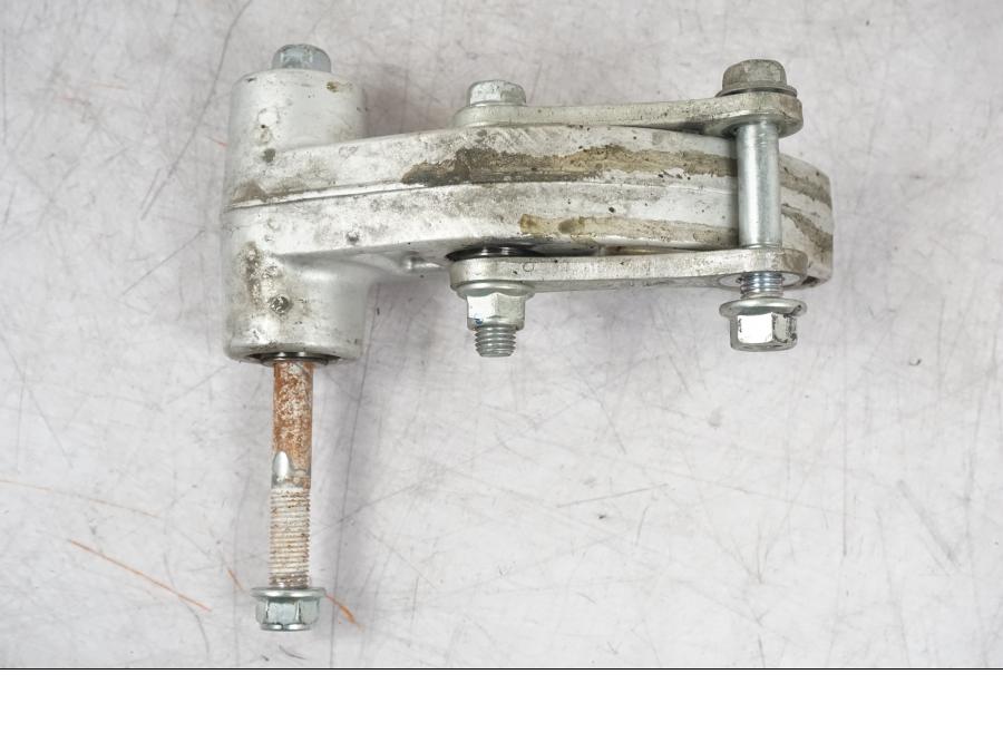 Snett uppifrån på Stötdämparlänkage från en Yamaha MT-09 -2016 motorcykel.