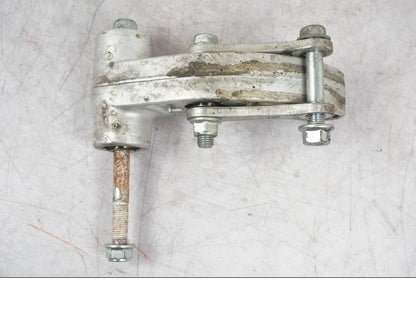 Snett uppifrån på Stötdämparlänkage från en Yamaha MT-09 -2016 motorcykel.