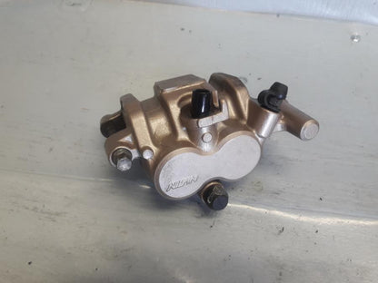 Framsidan på Bromsok från en Honda CBR 125 R -2008 motorcykel.