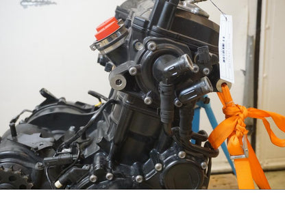 Höger sida på Motor från en BMW F 800 R -2018 motorcykel.