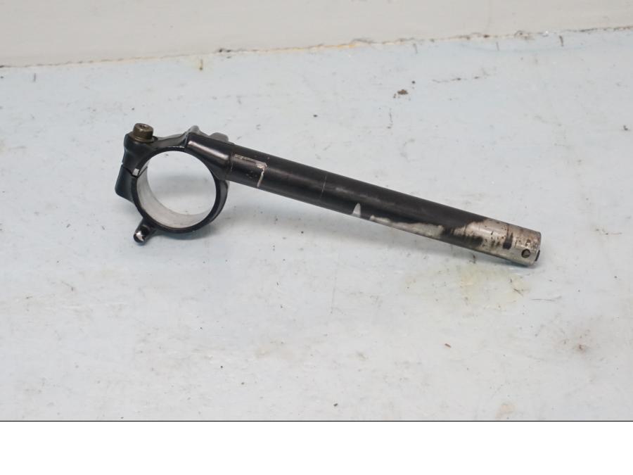 Framsidan på Styre från en Honda CBR 1000 RR -2004 motorcykel.