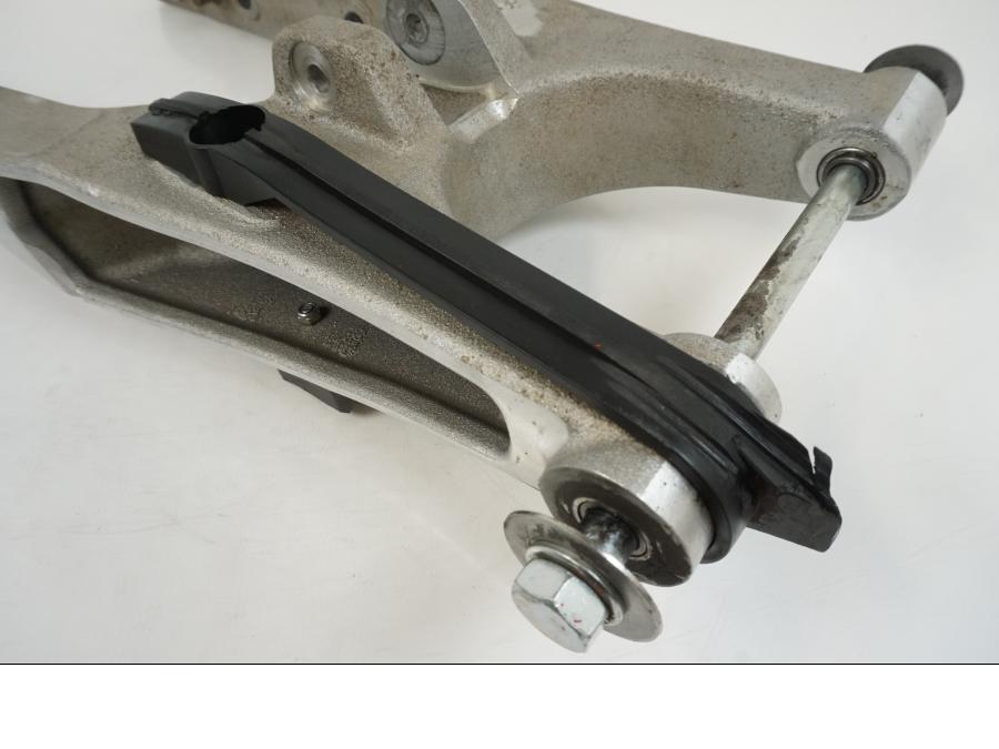 Baksidan på Sving från en AJP PR7 -2021 motorcykel.