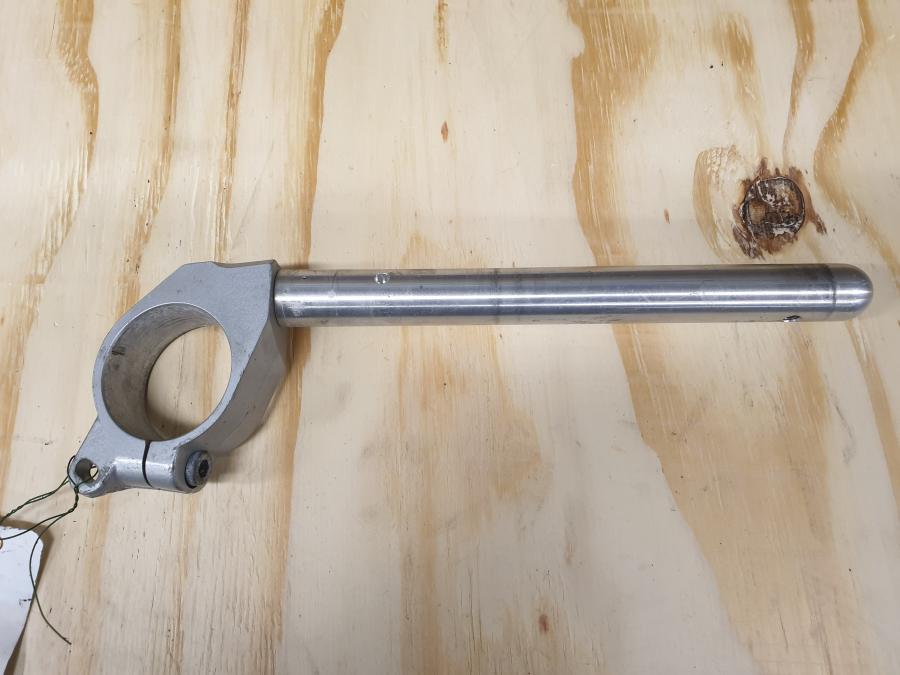 Höger sida på Styre från en Hyosung GT 650 -2006 motorcykel.