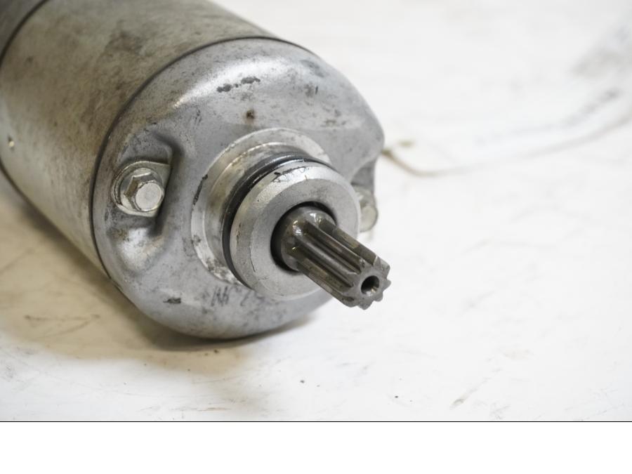 Baksidan på Startmotor från en Honda CBR 600 -1997 motorcykel.