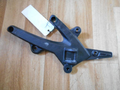 Framsidan på Fotpinnefäste från en Buell 1125 CR -2009 motorcykel.