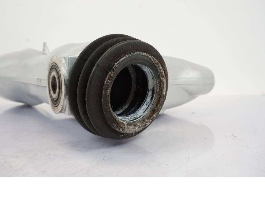 Snett nerifrån på Kardanaxel från en BMW R 1150 RS -2003 motorcykel.