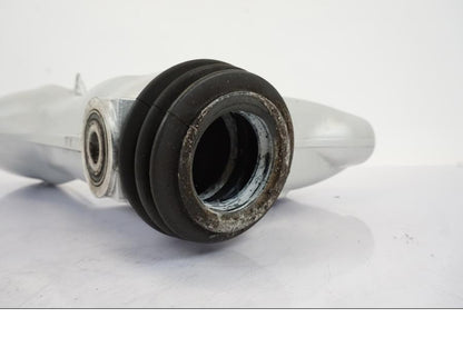 Snett nerifrån på Kardanaxel från en BMW R 1150 RS -2003 motorcykel.