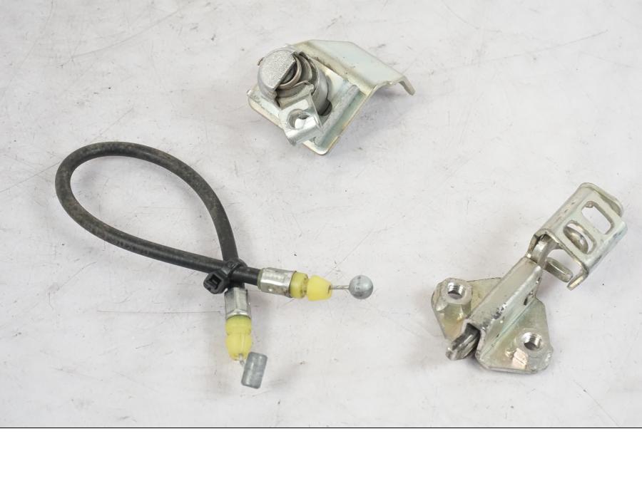 Framsidan på Sadellåsmekanism från en Suzuki GSX-S 1000 -2017 motorcykel.