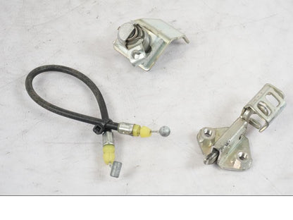 Framsidan på Sadellåsmekanism från en Suzuki GSX-S 1000 -2017 motorcykel.