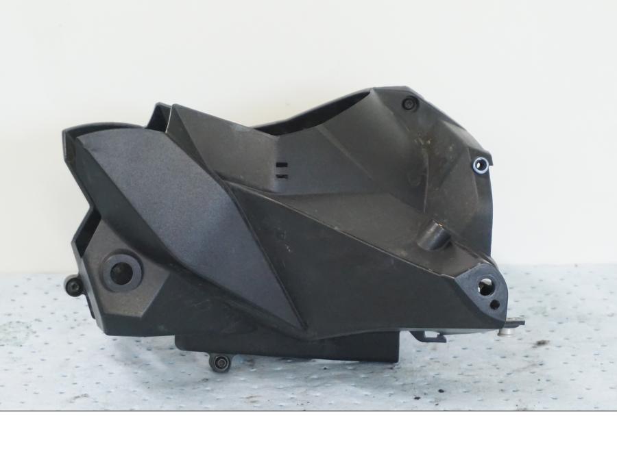 Snett uppifrån på Strålkastarfäste från en KTM 690 Duke -2008 motorcykel.